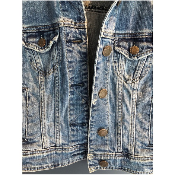 Cropped Light Wash Denim Jacket - Picture 3 of 4